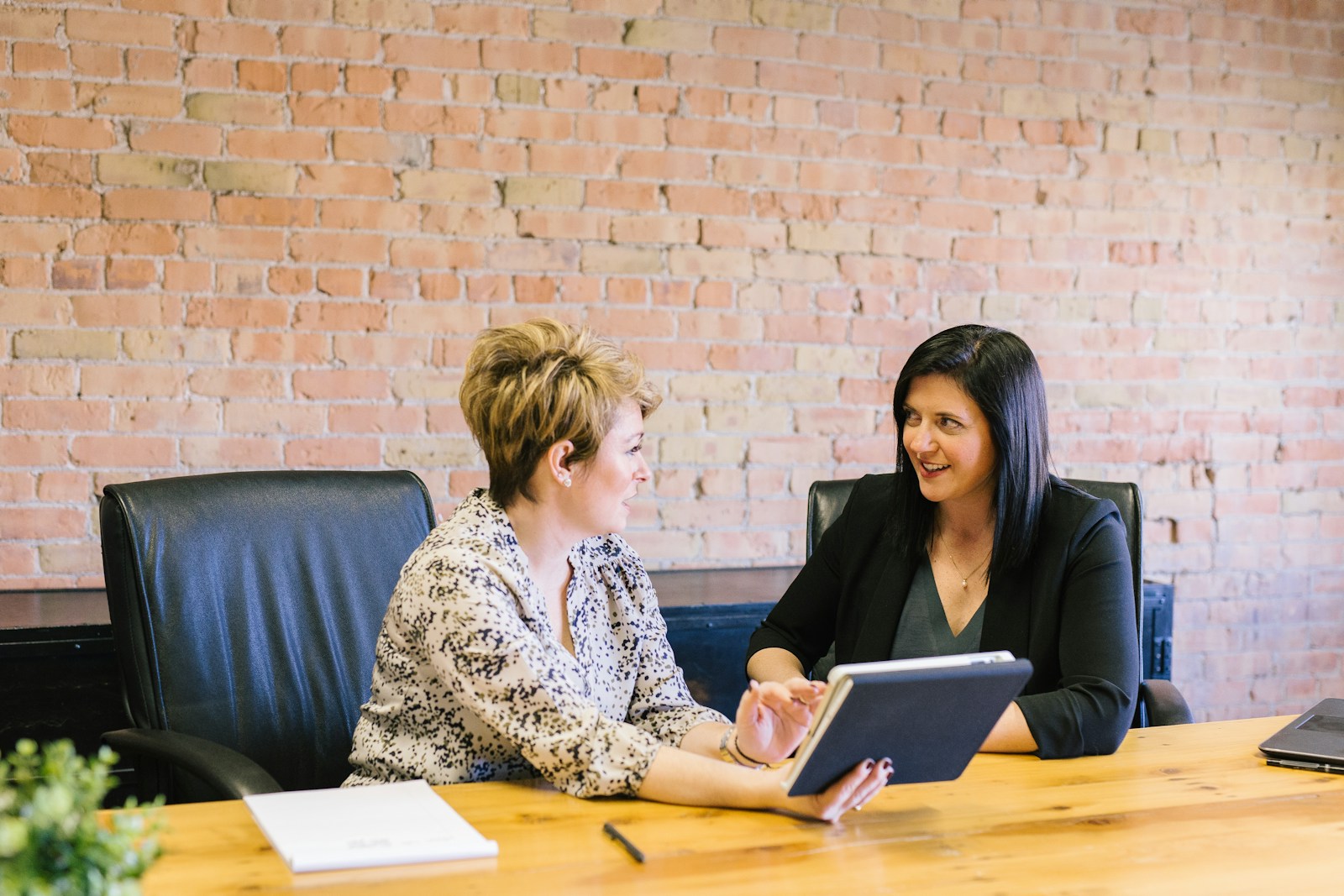 Twee vrouwen in gesprek aan tafel